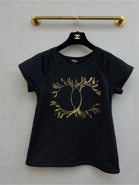 🚩steal CHANEL Black Short-Sleeve Tee with Gold Decorative Logo